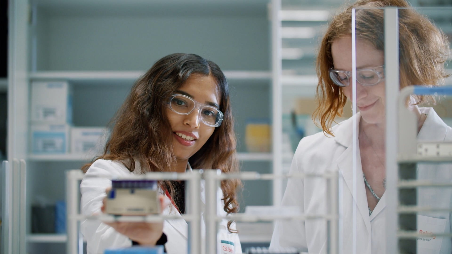 Zwei Wissenschaftlerinnen bei der Arbeit im Labor I